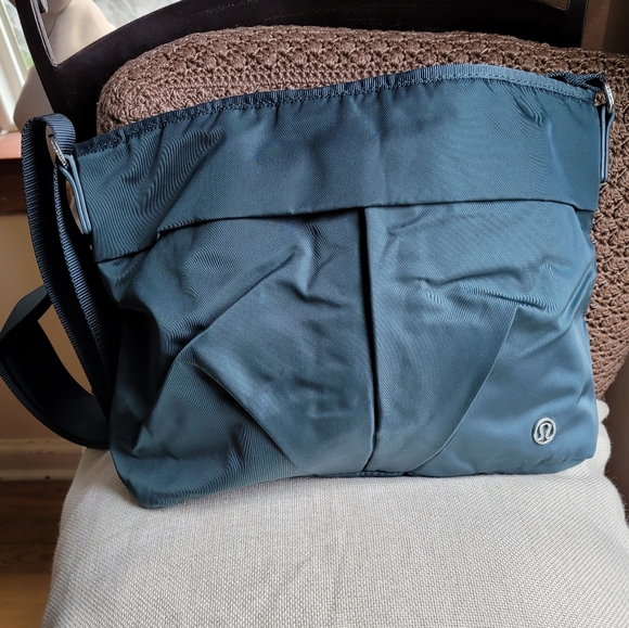 NWOT- Lululemon Gym Shoulder/City Bag - Picture 2 of 16